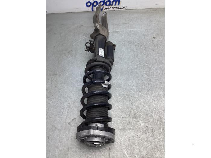 Front shock absorber rod, left from a BMW 5 serie (G30) 540i xDrive 3.0 TwinPower Turbo 24V 2020