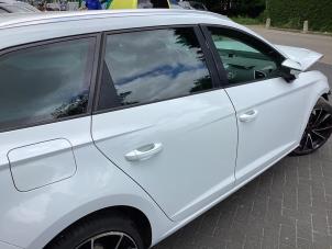Używane Drzwi prawe tylne wersja 4-drzwiowa Seat Leon ST (5FF) 1.6 TDI Ecomotive 16V Cena € 250,00 Procedura marży oferowane przez Gebr Opdam B.V.