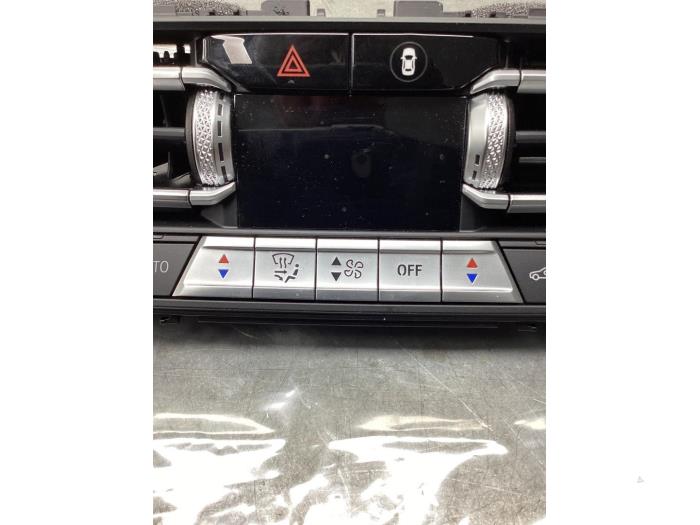 Panneau de commandes chauffage d'un BMW 1 serie (F40) 118i 1.5 TwinPower 12V 2022