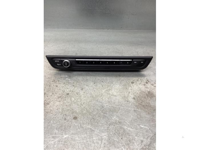 Używane Panel obslugi radia BMW 1 serie (F40) 118i 1.5 TwinPower 12V Cena € 150,00 Procedura marży oferowane przez Gebr Opdam B.V.