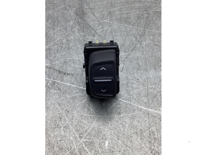 Usados Interruptor de ventanilla eléctrica Dacia Logan MCV II/III/Sandero Wagon 0.9 TCE 12V Precio € 10,00 Norma de margen ofrecido por Gebr Opdam B.V.