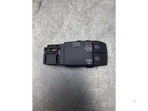 Used Steering wheel mounted radio control Dacia Lodgy (JS) 1.2 TCE 16V Price € 30,00 Margin scheme offered by Gebr Opdam B.V.