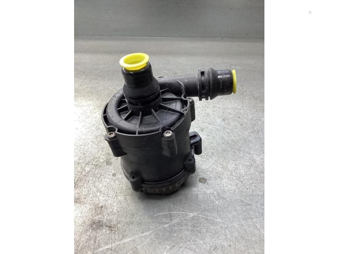 Begagnade Extra vattenpump BMW 5 serie (G30) 540i xDrive 3.0 TwinPower Turbo 24V Pris € 50,00 Marginaltabell erbjuds av Gebr Opdam B.V.
