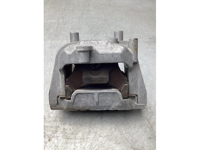 Usagé Support moteur Volkswagen Caddy IV 2.0 TDI 102 Prix € 35,00 Règlement à la marge proposé par Gebr Opdam B.V.