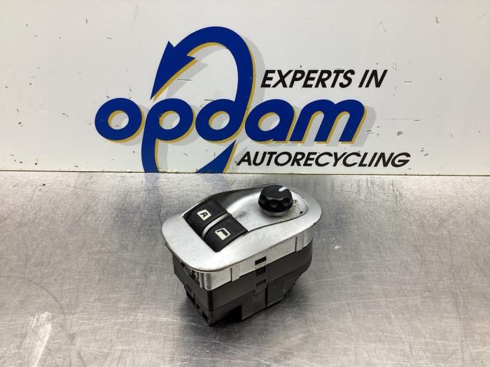 Usados Interruptor de ventanilla eléctrica Peugeot 206+ (2L/M) 1.1 XR,XS Precio € 27,00 Norma de margen ofrecido por Gebr Opdam B.V.