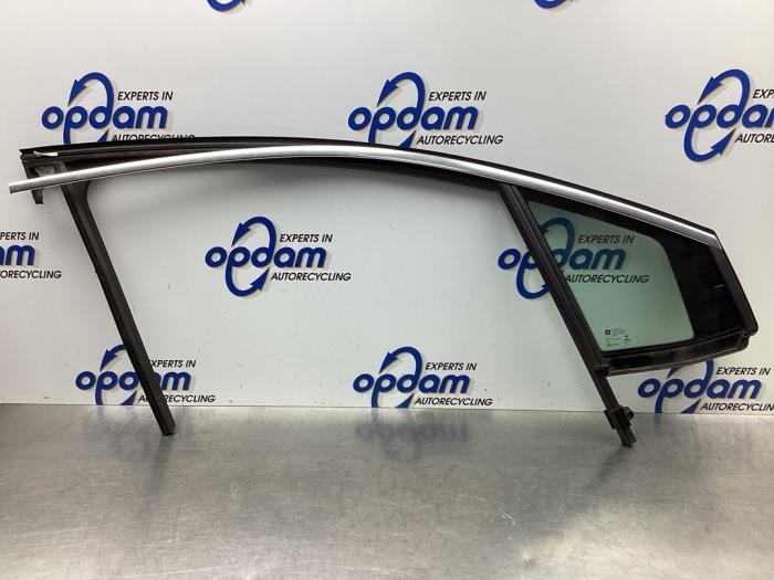 Usados Ventanilla triangular derecha delante Opel Crossland (X) 1.2 Turbo 12V Precio € 90,00 Norma de margen ofrecido por Gebr Opdam B.V.
