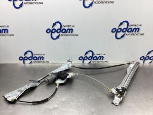 Used Window mechanism 4-door, front right Renault Clio III (BR/CR) 1.2 16V TCe 100 Price € 50,00 Margin scheme offered by Gebr Opdam B.V.