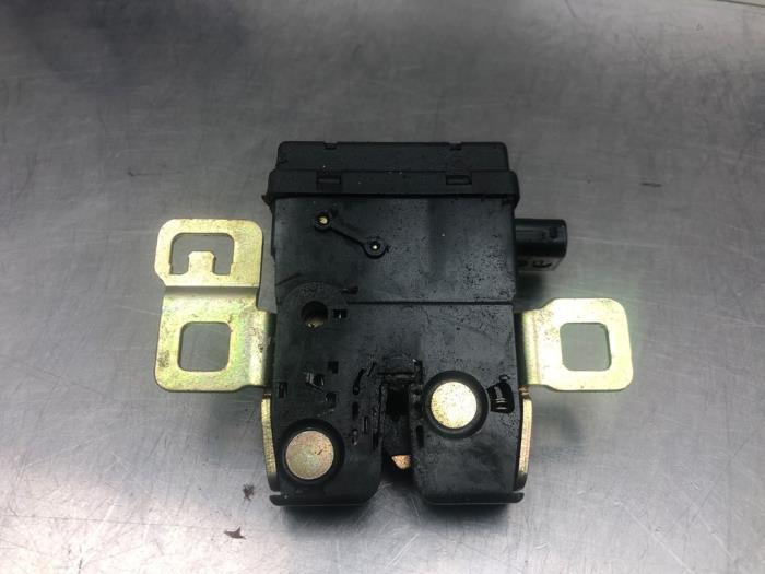 Tailgate lock mechanism from a MINI Mini Cooper S (R53) 1.6 16V 2002