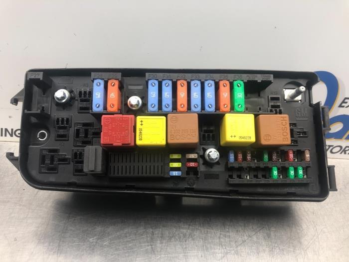 Fuse box Opel Vectra C GTS 2.2 DIG 16V 24437468 GM