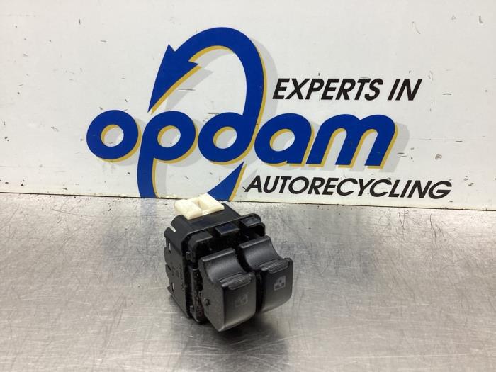 Usados Interruptor de ventanilla eléctrica Chevrolet Spark (M300) 1.0 16V Bifuel Precio € 32,00 Norma de margen ofrecido por Gebr Opdam B.V.