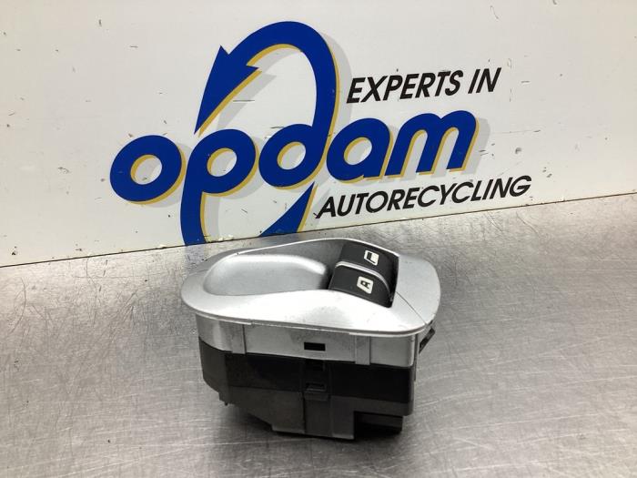 Usados Interruptor de ventanilla eléctrica Peugeot 206+ (2L/M) 1.4 XS Precio € 22,00 Norma de margen ofrecido por Gebr Opdam B.V.