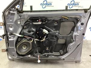 Używane Mechanizm szyby prawej przedniej wersja 4-drzwiowa Mazda 3 Sport (BK14) 1.6i 16V Cena € 50,00 Procedura marży oferowane przez Gebr Opdam B.V.