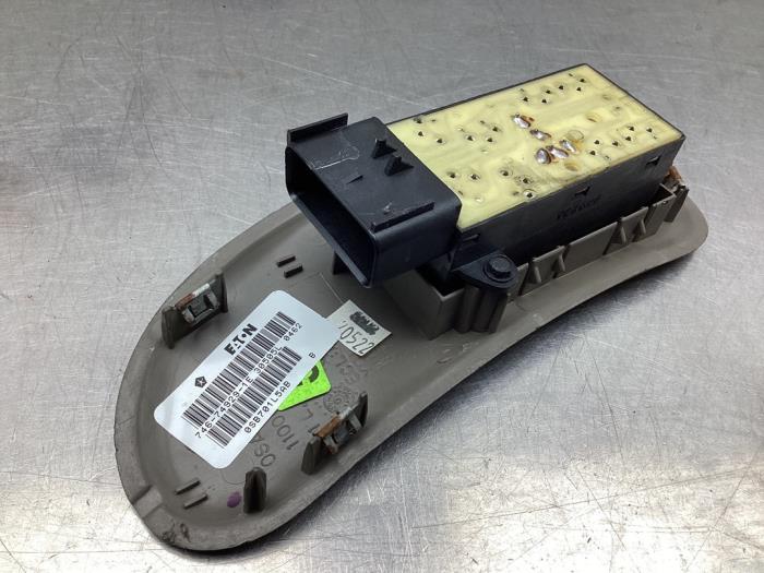Electric window switch from a Chrysler Voyager/Grand Voyager (RG) 2.4 16V 2002