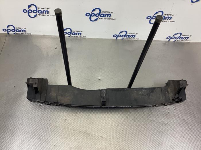 Rear bumper frame from a Renault Clio III (BR/CR) 1.2 16V TCe 100 2010