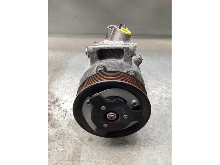 Air conditioning pump from a Volkswagen Touran (5T1) 1.4 TSI 2017