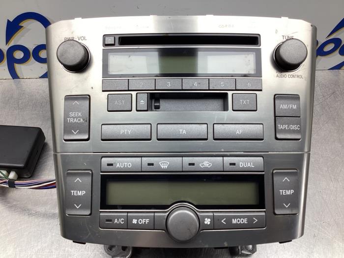 Radio CD player from a Toyota Avensis Wagon (T25/B1E) 2.0 16V D-4D 2004