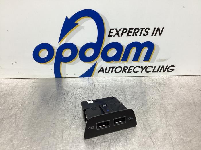 Begagnade USB-modul Volkswagen Polo VI (AW1) 1.0 TSI 12V Pris € 18,00 Marginaltabell erbjuds av Gebr Opdam B.V.