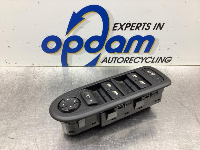 Usados Interruptor de ventanilla eléctrica Peugeot 308 (4A/C) 1.6 16V THP 150 Precio € 68,00 Norma de margen ofrecido por Gebr Opdam B.V.