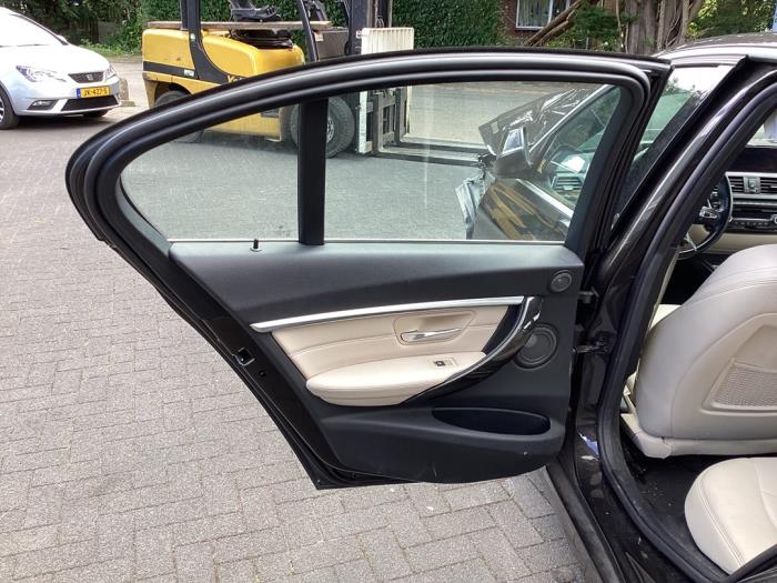 Puerta de 4 puertas izquierda detrás de un BMW 3 serie (F30) 320i xDrive 2.0 16V 2016