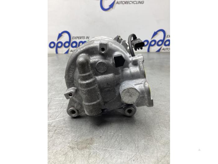 Air conditioning pump from a BMW 5 serie (G30) 523i 2.0 TwinPower Turbo 16V 2018