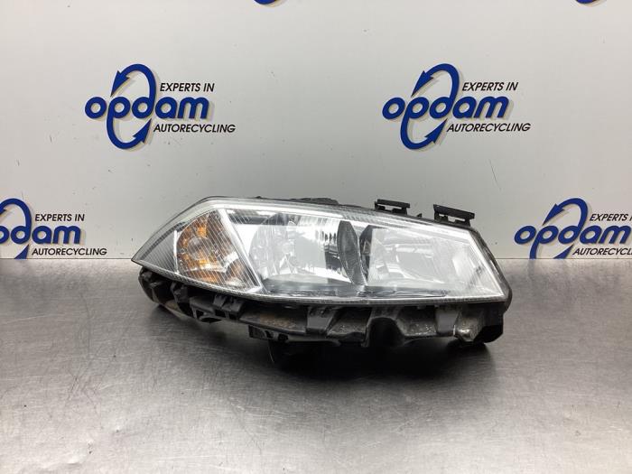 Używane Reflektor prawy Renault Megane II (LM) 1.4 16V 82 Cena € 45,00 Procedura marży oferowane przez Gebr Opdam B.V.