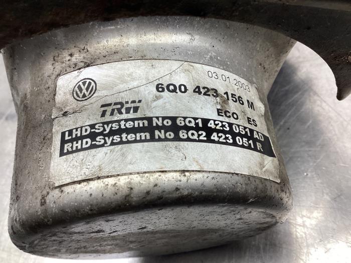 Bomba de dirección asistida de un Volkswagen Polo IV (9N1/2/3) 1.2 12V 2003