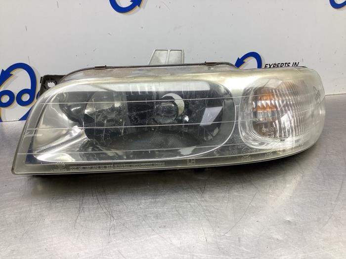 Headlight, left from a Daewoo Nubira Wagon (J100) 1.6 16V 1998