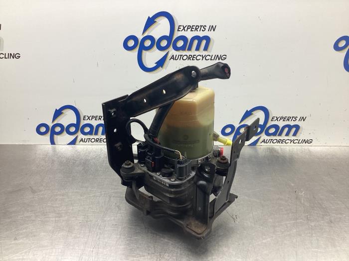 Usagé Pompe de direction Ford Focus C-Max 1.8 16V Prix € 135,00 Règlement à la marge proposé par Gebr Opdam B.V.