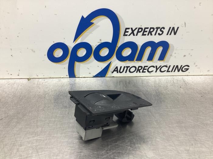Usados Interruptor de ventanilla eléctrica Audi A6 (C5) 2.0 20V Precio € 14,00 Norma de margen ofrecido por Gebr Opdam B.V.