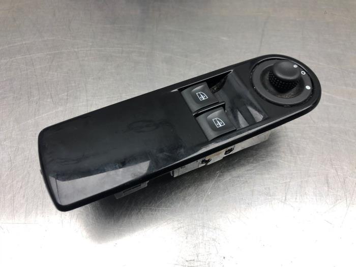 Electric window switch from a Renault Clio IV (5R) 1.5 Energy dCi 90 FAP 2014