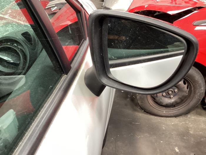 Wing mirror, right from a Renault Clio IV (5R) 1.5 Energy dCi 90 FAP 2014