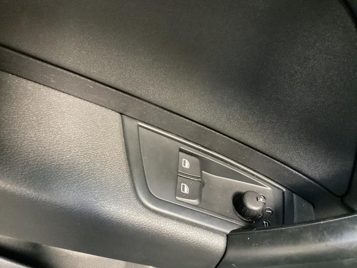 Electric window switch from a Audi A1 (8X1/8XK) 1.2 TFSI 2011