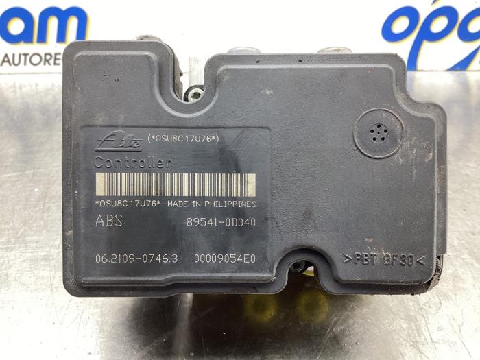 ABS pump from a Toyota Yaris II (P9) 1.3 16V VVT-i 2008