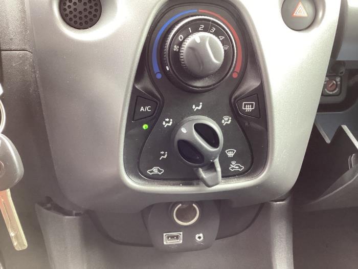 Panel de control de calefacción de un Toyota Aygo (B40) 1.0 12V VVT-i 2020