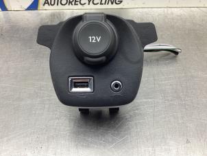 Używane Zlacze AUX/USB Toyota Aygo (B40) 1.0 12V VVT-i Cena € 100,00 Procedura marży oferowane przez Gebr Opdam B.V.