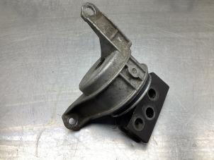Engine mount from a Opel Zafira (F75) 2.0 16V Turbo OPC 2003