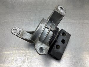 Engine mount from a Opel Zafira (F75) 2.0 16V Turbo OPC 2003