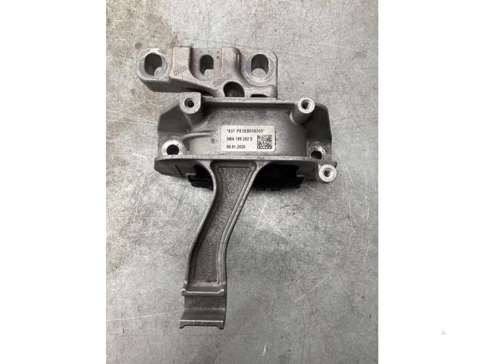 Engine mount from a Volkswagen Tiguan (AD1) 1.5 TSI 16V Evo BlueMotion Technology 2020