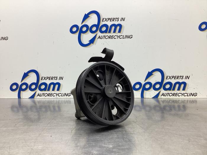 Usagé Pompe de direction Volvo V70 (SW) 2.4 D5 20V Prix € 90,00 Règlement à la marge proposé par Gebr Opdam B.V.