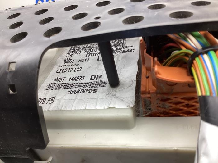 Fuse box Ford Focus 2 Wagon 1.6 16V - 2027109 FORD