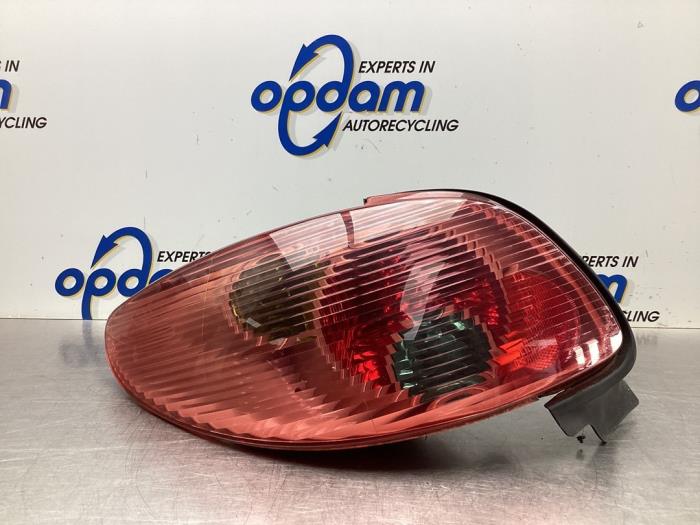 Taillight, left from a Peugeot 206 CC (2D) 1.6 16V 2003