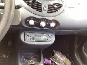 Usados Reproductor de CD y radio Renault Twingo II (CN) 1.2 16V Precio € 150,00 Norma de margen ofrecido por Gebr Opdam B.V.