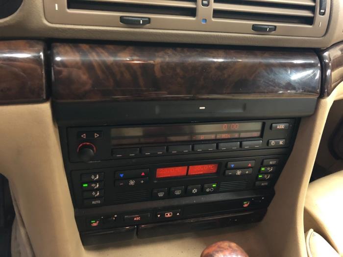 Panneau commande radio d'un BMW 7 serie (E38) 730i/iL V8 32V 1995