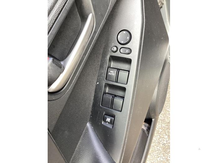 Usados Interruptor de ventanilla eléctrica Mazda 3 Sport (BL14/BLA4/BLB4) 1.6i MZR 16V Precio € 54,00 Norma de margen ofrecido por Gebr Opdam B.V.