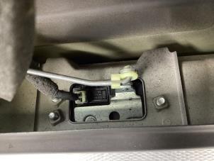 Używane Mechanizm zamka tylnej klapy Chevrolet Spark (M300) 1.0 16V Bifuel Cena € 30,00 Procedura marży oferowane przez Gebr Opdam B.V.
