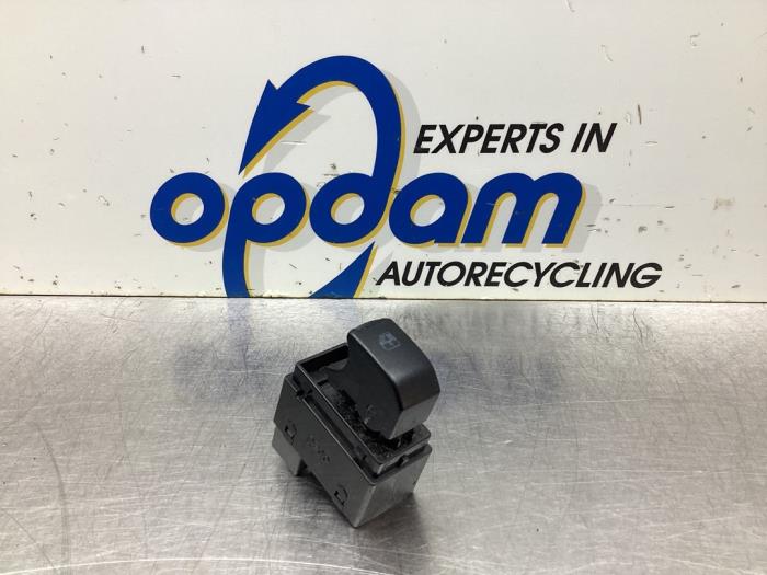 Usados Interruptor de ventanilla eléctrica Chevrolet Spark (M300) 1.0 16V Bifuel Precio € 14,00 Norma de margen ofrecido por Gebr Opdam B.V.