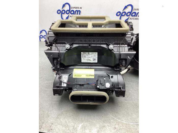 Cuerpo de calefactor de un BMW 3 serie (G20) 318i 2.0 TwinPower Turbo 16V 2022