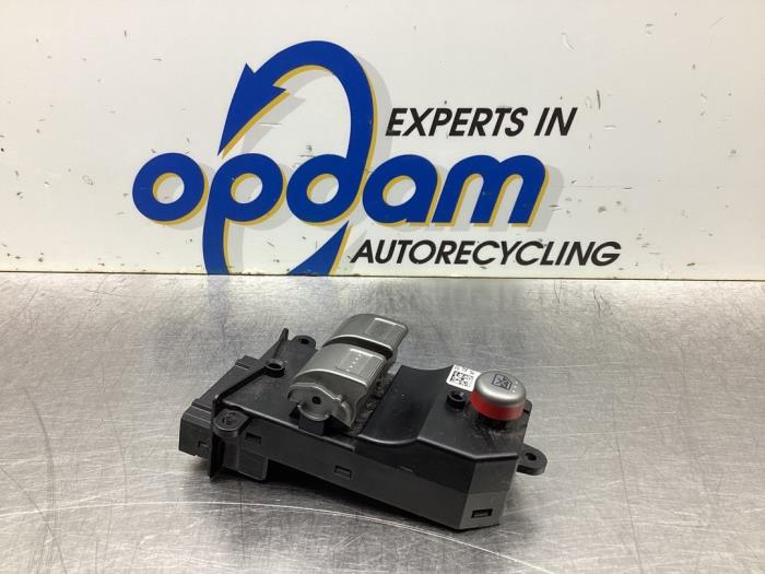 Usados Interruptor de ventanilla eléctrica Honda Civic (EP/EU) 1.6 16V VTEC Precio € 54,00 Norma de margen ofrecido por Gebr Opdam B.V.