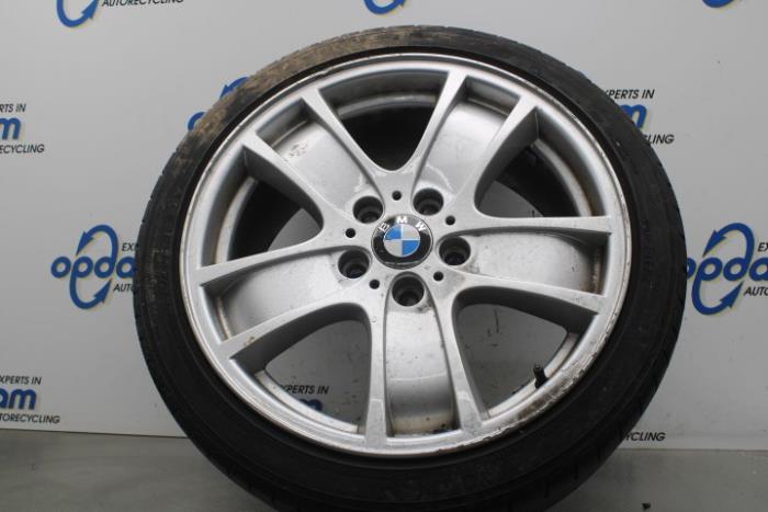 Jeu de jantes sport + pneus d'un BMW 1 serie (E81) 118i 16V 2011