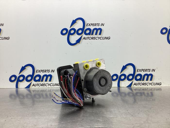 Begagnade ABS-pump Peugeot 108 1.0 12V Pris € 135,00 Marginaltabell erbjuds av Gebr Opdam B.V.
